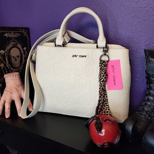 ☠️🎀 Betsey Johnson White Cream Skull Embossed Handbag❤️🕸️